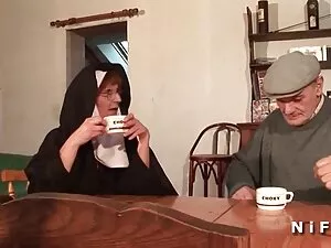 امرأة شابة مع مجموعة ...