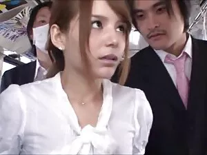 رجل صغير الديك في تح ...