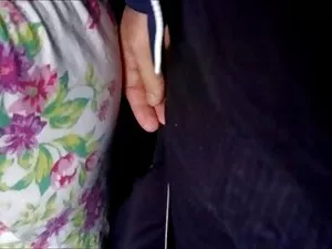 ممرضة ارتداء سترة بي ...
