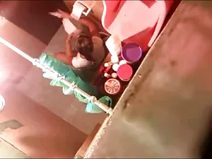 امرأة جميلة تقلع تدر ...