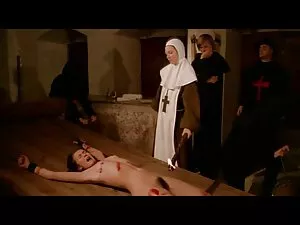 مثير امرأة سمراء تحم ...