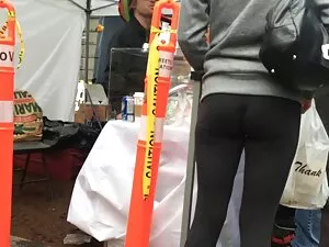 الرجل يقود برميل الب ...